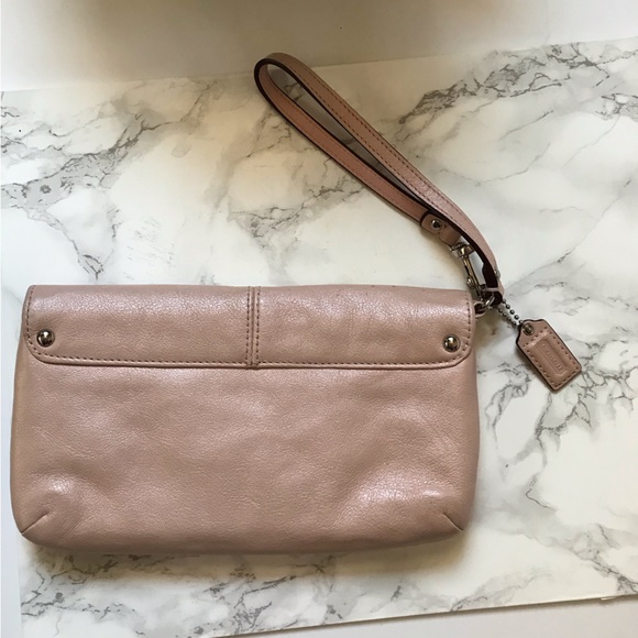 Coach Ashley leather clutch /wristlet💕Host Pick💕 Like new! - Picture 2 of 13